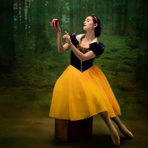 Snow White sitting while admiring the apple | Rent Party Characters